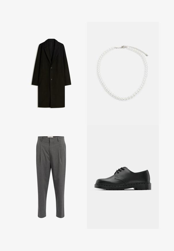 Crni kaput od vune s mješavinom vlakana, s reverom, zatvaranjem na jedan gumb i bočnim džepovima. Ima ravnu siluetu i minimalistički dizajn.; Bijela majica kratkih rukava od pamuka, s okruglim izrezom i opuštenim krojem sa ravnim rubom. Bez uzoraka ili ukrasa.; Sive krojene hlače od teksturirane tkanine, s nabranim detaljima, ravnog kroja i s petljama za remen. Bez vidljivih metalnih dijelova ili akcenta.; Crne kožne oxford cipele s vezivanjem, zaobljenim vrhom, ravnim gumenim potplatom i suptilnim detaljima šivanja duž gornjeg dela.; Bijela biserna ogrlica s uniformnim okruglim oblikom, glatkom površinom i metalnom kopčom s produžnom lancem za podesivu duljinu.