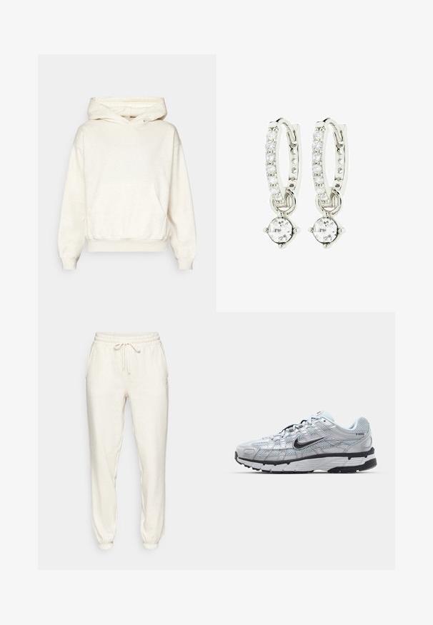 Beżowa polarowa kurtka z wysokim kołnierzem, z przednią kieszenią na zamek błyskawiczny i zatrzaskowym zapięciem. Teksturowana powierzchnia o miękkim wykończeniu.; Kremowa bluza z kapturem z miękkiej, teksturowanej tkaniny. Wyposażona w kieszeń kangurką, ściągacze przy mankietach i u dołu. Luźny krój z oversize'ową sylwetką.; Czarny krótki top na ramiączkach wykonany z gładkiej, elastycznej tkaniny, z szerokimi ramiączkami i kwadratowym dekoltem z minimalnymi przeszyciami.; Jasno beżowe spodnie dresowe wykonane z miękkiego materiału, z elastycznym pasem na sznurki, bocznymi kieszeniami i ściągaczami na kostkach.; Nike P-6000 sneakers z jasnoszarym siateczkowym wierzchem, czarnymi akcentami i trwałą czarną gumową podeszwą. Charakteryzują się skomplikowanym wzornictwem i systemem sznurowania.; Srebrne kolczyki w kształcie kół z rzędem przezroczystych kamieni i okrągłym kryształowym zawieszeniem. Polerowany metal, elegancki design.