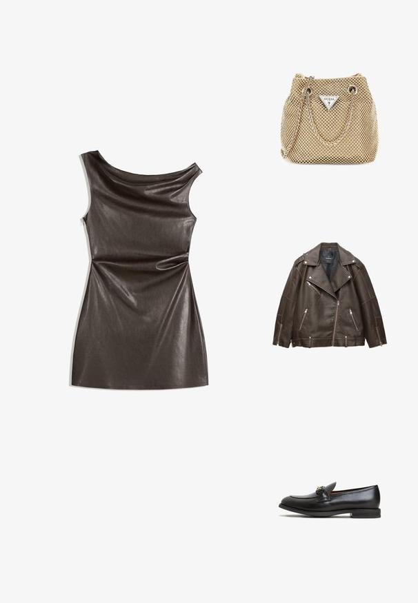 Braune Kunstleder-Bikerjacke mit breiten Revers, silbernen Reißverschlüssen an Taschen und Ärmeln sowie verstellbaren Gürtelschlaufen am Saum.; Dunkelbraunes ärmelloses Kleid aus glattem Kunstleder, mit einem drapierten Ausschnitt und einer figurbetonten Silhouette mit einem angularen Saum.; Schwarze LederSlipper mit runder Zehenform, dezentem Design und einer goldfarbenen Hardware-Akzent auf der Vorderseite. Flache Gummisohle.; Die goldene Handtasche verfügt über einen strukturierten Stoff mit runden, metallischen Nieten, einem dreieckigen Logoschild und einem Kettenriemen mit runden Metallösen.