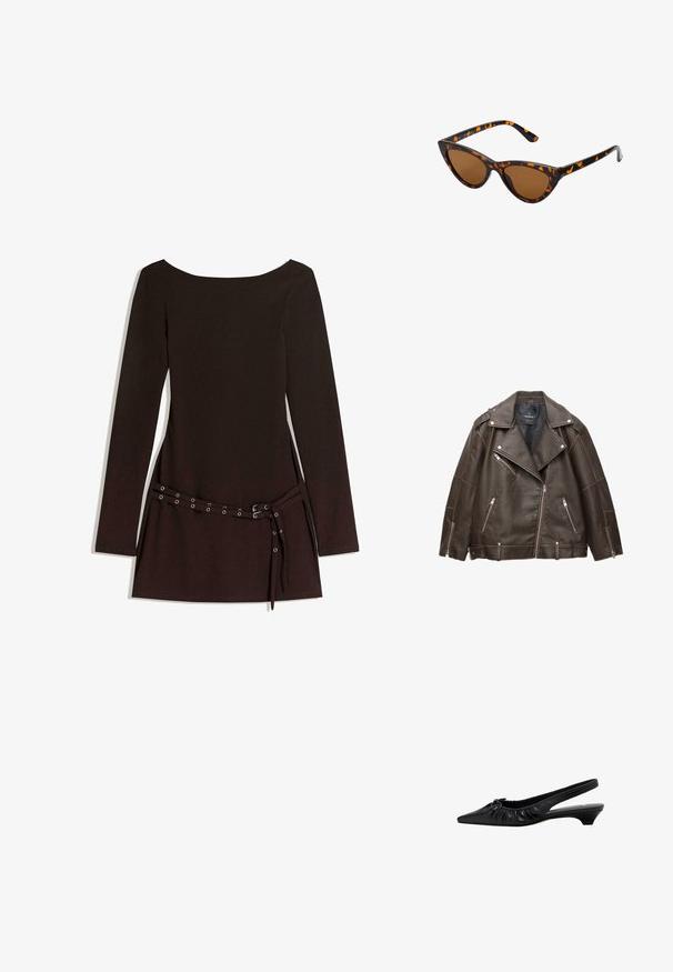 Bruine faux leren motorjack met brede revers, zilveren ritsen op de zakken en mouwen, en verstelbare riemlussen aan de zoom.; Zwarte jurk met lange mouwen en een brede halslijn, voorzien van een tailleriem met metalen oogjes en een gladde stofstructuur.; Zwarte leren slingback schoen met een spitse neus, geplooide details en een lage hak. Gladde textuur en minimalistisch ontwerp.; Cat-eye zonnebril met een zwart en oranje schildpadframe, bruine lenzen en slanke, puntige uiteinden. Bevat een minimalistisch logo op de poot.; Gouden handtas met gestructureerde stof, ronde metalen studs, een driehoekige logo-plaat en een kettinghengsel met ronde metalen oogjes.