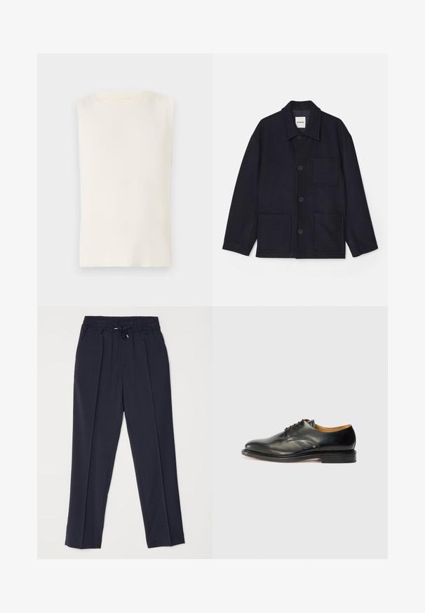 Námořnická modrá bunda vyrobená z vlněné směsi s límcem, předním zapínáním na knoflíky a dvěma předními kapsami. Hladká textura a jednoduchý design.; Hladký bílý top bez rukávů s kulatým výstřihem, který má jemnou strukturu a přiléhavý střih, ideální pro neformální nošení.; Námořnické modré kalhoty s elastickým pasem a stahovací šňůrkou. Obsahují dva přední záhyby a zúžené nohavice pro strukturovaný siluetu.; Černé kožené společenské boty s hladkým povrchem, kulatou špičkou a minimálním šněrováním. Mají decentní design a nízkou, pevnou gumovou podrážku.