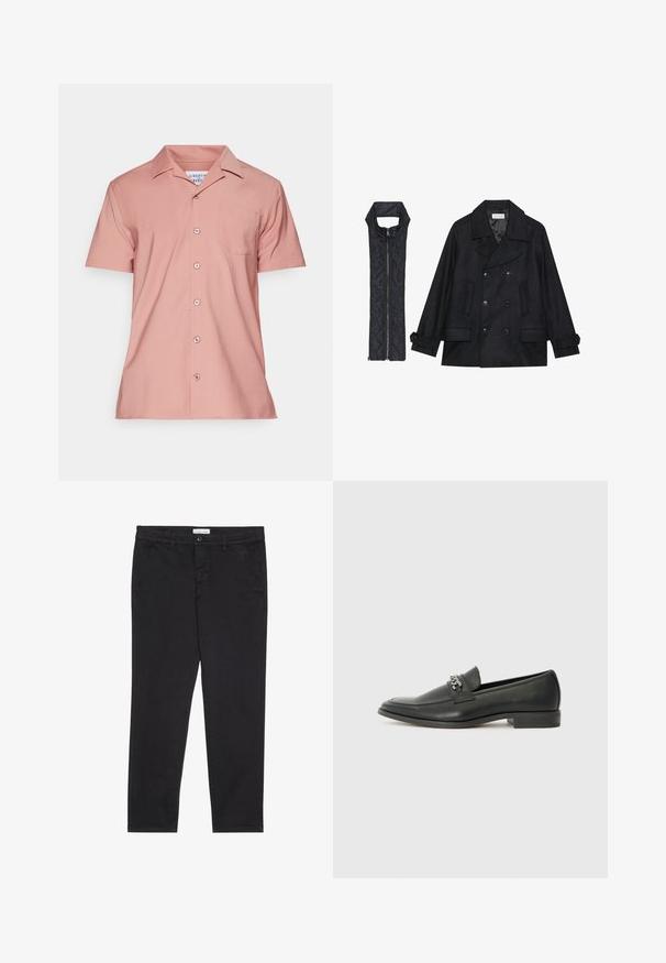 Fekete gyapjú peacoat dupla gombolással és nagy gallérral, melyet egy ujjatlan fekete steppelt mellénnyel párosítanak, amely cipzárral záródik.; Rövid ujjú ing világos rózsaszínben, sima anyagból készült. A mellzsebein klasszikus gallér és elülső gombok találhatók.; Fekete pamut nadrág, slim fit fazonban, két oldalsó zsebbel és elülső gombos zárással. Textúrált anyag finom részletekkel.; Fekete bőr loaferek sima felülettel, varrott mintával és díszítő fém lánccal a cipő elején. Lapos sarok.