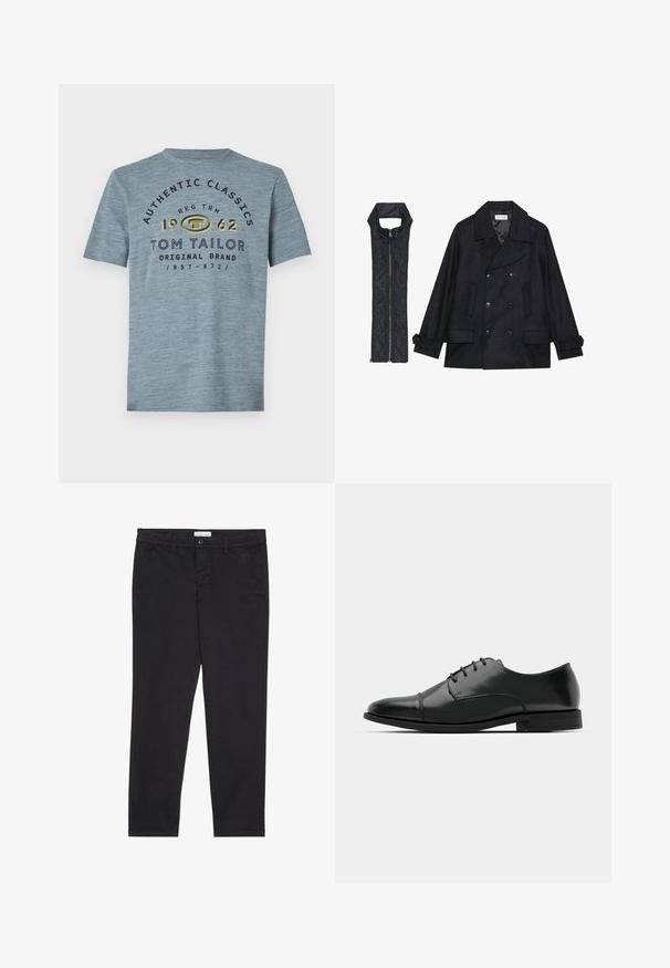 Černý vlněný kabát s dvojitými knoflíky a velkým límcem, doplněný bezrukávovou černou prošívanou vestou se zapínáním na zip.; Světle modré bavlněné tričko s kulatým výstřihem, krátkými rukávy, s potiskem textu v námořnické modři a žluté, včetně názvu značky a roku.; Černé bavlněné kalhoty s úzkým střihem, které mají dvě boční kapsy a přední zapínání na knoflík. Texturovaná tkanina s jemnými detaily.; Černé kožené společenské boty s kulatou špičkou, šněrováním, jemnými švy a nízkým podpatkem. Hladký povrch s lesklým finišem.