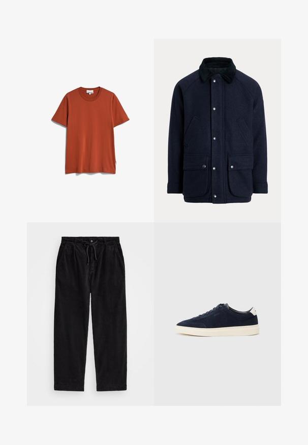 Marineblauer Mantel aus strukturiertem Stoff mit einem Cordkragen, Druckknöpfen und zwei praktischen Fronttaschen.; ARMEDANGELS JAAMES - T-Shirt basic - dark amber; Schwarze Cordhosen mit lässiger Passform, ausgestattet mit einem elastischen Bund mit Kordelzug und Seitentaschen. Der Stoff zeigt eine gerippte Struktur.; Navy Suede Sneakers mit einem glatten Obermaterial, weißer Gummisohle und einfachem Schnürdesign. Verfügt über ein kleines Logo an der Seite.