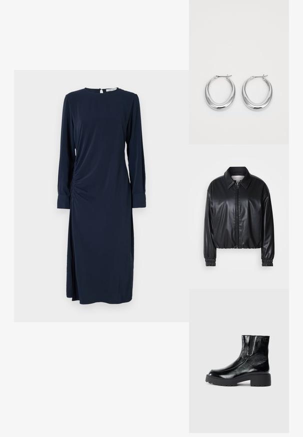 Juodas trumpas švarkas iš dirbtinės odos su užtrauktuku priekyje, smailiu apykaklės dizainu ir elastingomis rankovėmis. Švarke minimalus prekės ženklas ant krūtinės.; Jūrinis suknelė su ilgomis rankovėmis, apvaliu kaklu ir šoniniu raukšlėjimu. Su šonine skyle ir raktų skylute nugaroje. Minkšta, lygi medžiaga.; Juodi kulkšniniai batai su blizgia lakuota oda, storu juodu guminio pado ir pakeltu kulnu; šone yra subtilus logotipo detalė.; Poliruoti sidabro pusmėnulio formos auskarai su užlenkiamais užsegimais ant balto fono.