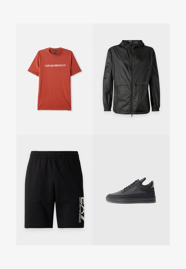 Casaco leve preto com capuz, apresentando um fecho frontal completo, punhos elásticos e uma textura lisa e brilhante. Logotipo impresso na frente.; T-shirt de manga curta em cor cobre, com decote redondo e texto branco do logotipo Emporio Armani centrado no peito, disposto sobre um fundo branco.; EA7 Emporio Armani TRAIN VISIBILITY - Calções - black/cream; Sapatilhas de couro preto com uma superfície texturizada, design de atacadores, cano baixo, e uma sola de borracha cinza com uma borda estriada.