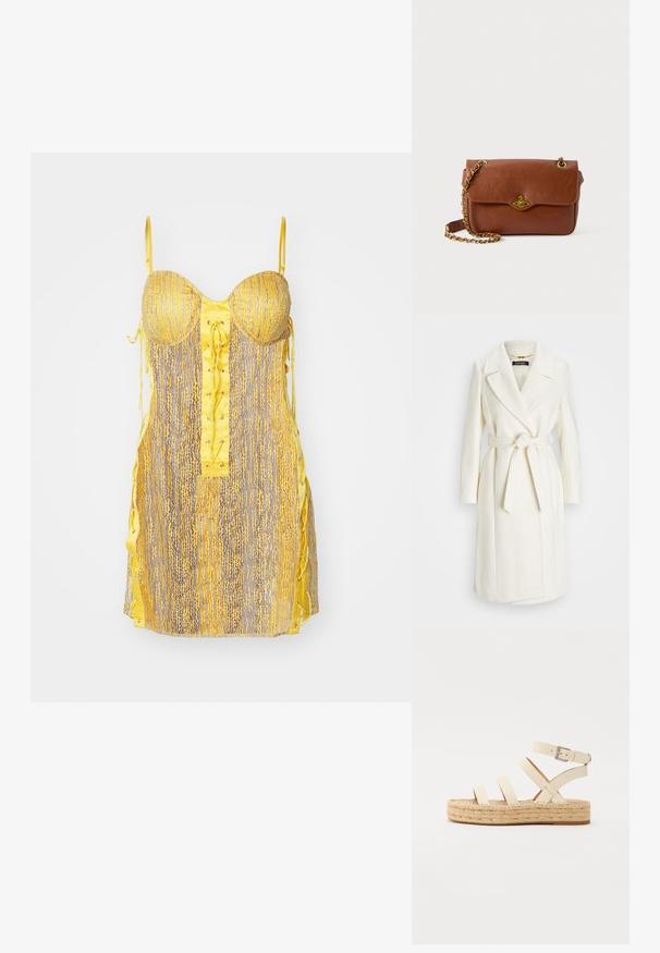 Bela volna mešanica plašča z pasom, z zavihki in dolgimi rokavi; ima gladko, teksturirano površino in srednje dolžino.; Rumena in siva obleka z oprijetim korzetom, vezanjem spredaj in stranskimi vrvicami. Ima teksturiran vzorec in tanke, nastavljive naramnice.; Svetlo bež usnjene espadrile s štirimi križnimi trakovi in paščkom okoli gležnja, ki imajo pleteni jute podplat ter raven gumijast dno.; Rjava usnjena torba čez ramo s pokrovom, zlatim okovjem in verižnim trakom. Gladka tekstura, pravokotna oblika, minimalno podrobnosti.