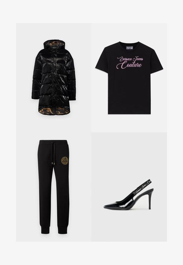Melna pūkaina jaka ar spīdīgu apdari, ar kapuci, ar rāvējslēdzēja kabatām un rakstainu zelta oderi. Kvadrātveida forma un līdz ceļiem garš dizains.; Melns kokvilnas t-krekls ar īsām piedurknēm, kura krūtīs ir rozā akmens pērlītēm rotāts "Versace Jeans Couture" uzraksts.; Melni sporta bikses ar elastīgām najmām un regulējamu auklu jostasvietā. Uz kreisā augšstilba ir zelta logotipa uzlīme ar zīmola nosaukumu.; Melna lakota āda ar aizsistēm slingi, ar norādītas formas purngalu, kas satur izgriezumu un elastīgu siksniņu ar iegravētu zīmola nosaukumu.