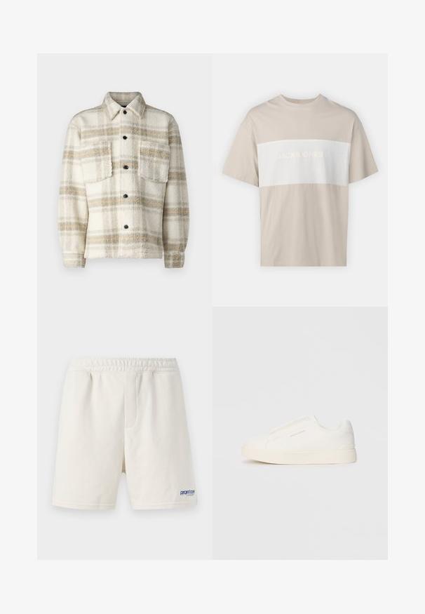 Giacca in pile a scacchi color crema con strisce grigie e gialle. Presenta un colletto, due tasche sul petto e bottoni neri. Texture morbida.; T-shirt in cotone beige con un pannello orizzontale bianco e la scritta "JACK & JONES ESSENTIALS WORLDWIDE" in lettere in rilievo. Maniche corte.; Pantaloni corti color crema realizzati in morbido cotone misto, con vita elastica e un logo blu sul lato sinistro in basso.; Sneakers bianchi slip-on con superficie texturizzata, suola spessa e design minimalista. Presentano il logo del marchio sul lato.