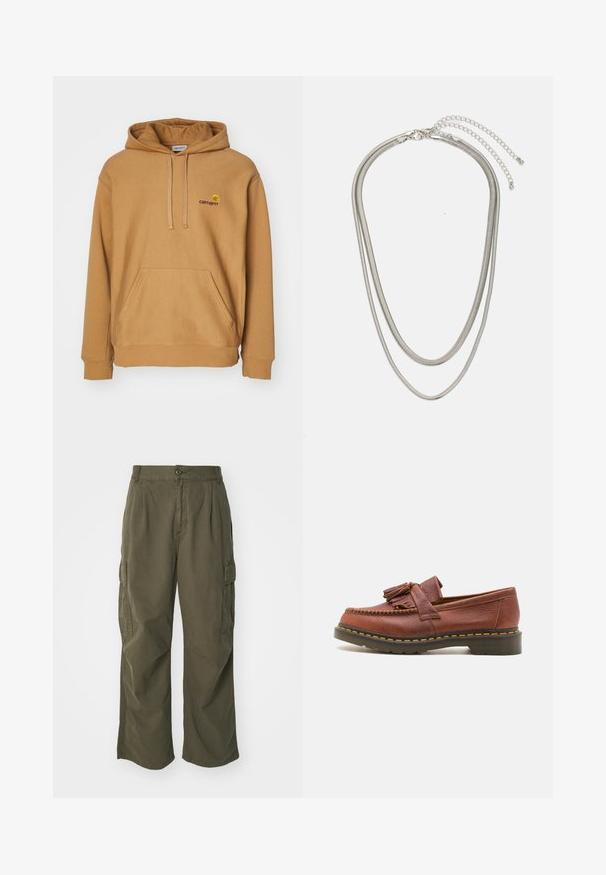 Ärmel einer schwarzen, gesteppte Jacke mit einem runden, bestickten Aufnäher, der Bergmotive in Rot und Weiß zeigt und den Text "CERVINIA ALPINE SKI" trägt.; Braun Kapuzenpullover aus weichem Stoff, mit einer vorderen Kängurutasche und gesticktem Logo auf der Brust. Einfaches Design, gerippte Bündchen.; Cargo-Hosen in Olivgrün, aus Baumwolle, mit weitem Bein, Falten und seitlichen Taschen für Funktionalität.; Braune Leder-Mokassins mit Quastenakzenten, strukturierten Oberflächen und kontrastierenden gelben Nähten entlang der schwarzen Gummisohle. Seitenansicht.; Dreischichtige Halskette aus Silbermetall mit schlanken, flexiblen Ketten mit leichtem Glanz, gesichert mit einem Karabinerverschluss und verstellbarer Kette.
