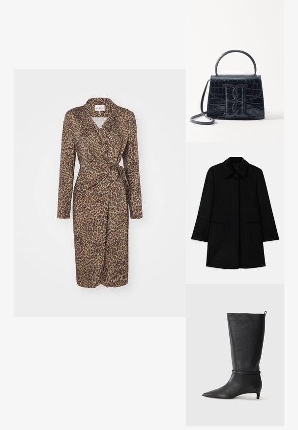 Černý vlněný kabát s předním zapínáním na knoflíky, širokým límcem a dvěma bočními kapsami. Disponuje rovnými liniemi a hladkým povrchem.; Šaty s leopardím potiskem ve volném střihu z lehkého strukturovaného materiálu s dlouhými rukávy a samostatně uvázatelným páskem v pase. Detail s notched límcem.; Černé kožené kozačky ke kolenům s špičatou špičkou, zdobené kulatým páskem kolem kotníku a nízkým, zužujícím se podpatkem. Hladký povrch.; Černá kabelka z krokodýlí kůže s embosovaným vzorem, strukturovaným designem, horním uchycením, nastavitelným popruhem a výrazným logem na přední straně.