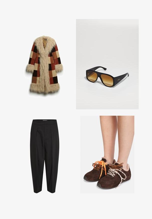 Lang jack met een nep-bont kraag en manchetten, met een geruiten patroon in bruin, roest en beige. Zacht, gestructureerd buitenmateriaal.; Grijze cropped trui gemaakt van zacht, fuzzy materiaal. Heeft lange mouwen en een ronde halslijn, met een gladde, lichte textuur.; Witte T-shirt met korte mouwen, gemaakt van zachte katoen, met een ronde halslijn en een ontspannen pasvorm met omgerolde zoomdetails. Geen patronen of accenten.; Zwarte broeken van een gladde stof, met een hoge taille, midden plooi en taps toelopende pijpen. Geen zichtbare zakken of versieringen.; Bruine leren instapschoenen met een voering van bont, gedragen op blote voeten, met mismatched veters: de ene is oranje en de andere is wit met zwarte strepen.; Zwarte rechthoekige zonnebril met bruine verlooplenzen. Gemaakt van plastic, met een glad oppervlak en een subtiele gouden logo op de poot.