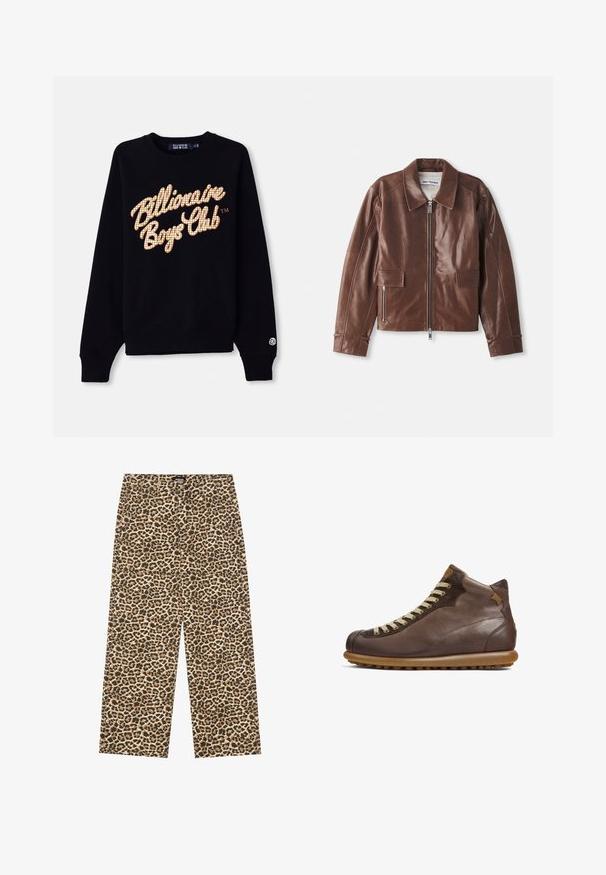 Bruine leren jas met een brede kraag, ritssluiting aan de voorkant, twee voorzakken en lange mouwen met naaddetails.; Zwarte sweatshirt met een groot, geruit, gouden en witte "Billionaire Boys Club" logo op de voorkant, met ribbels aan de mouwen en onderkant.; YOURTURN UNISEX - Relaxed fit jeans - beige/black; Camper PELOTAS ARIEL - Veterboots - dunkelbraun