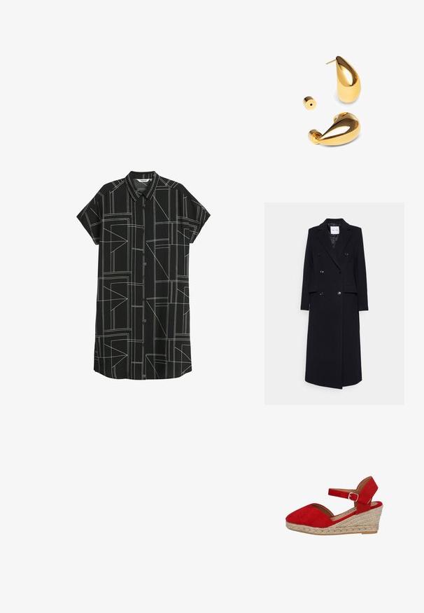 Samsøe Samsøe Klassischer Mantel - black; Schwarzes Kurzarmhemdkleid mit Knopfleiste. Verfügt über ein geometrisches Muster mit weißen Linien und einen Kragen. Leichter Stoff.; Rote Wildleder-Espadrille-Wedge mit verstellbarem Knöchelriemen, Jute-umwickelter Sohle und runder Zehenform. Strukturierter Absatzakzent.; Singularu DROP - Ohrringe - gold-coloured