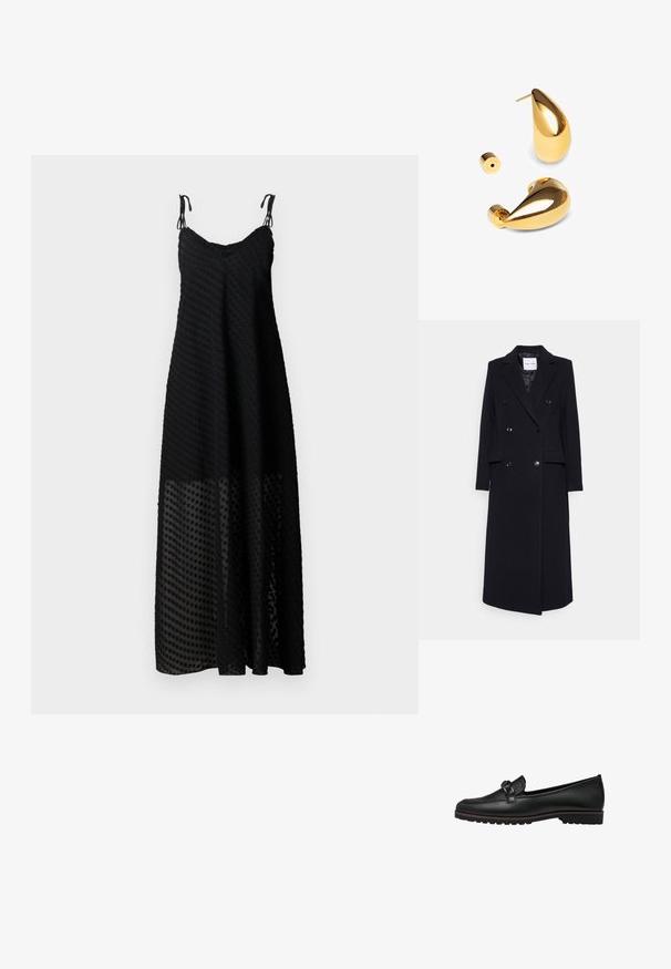 Samsøe Samsøe Klassischer Mantel - black; Schwarzes Maxikleid mit Spaghettiträgern, das ein strukturiertes Punktmuster und ein durchscheinendes unteres Panel aufweist. Leichter Stoff, lockere Passform.; Schwarze Lederloafer mit einer geflochtenen Akzentuierung an der Vorderseite, flache Gummisohle und genähte Details entlang des Randes.; Singularu DROP - Ohrringe - gold-coloured
