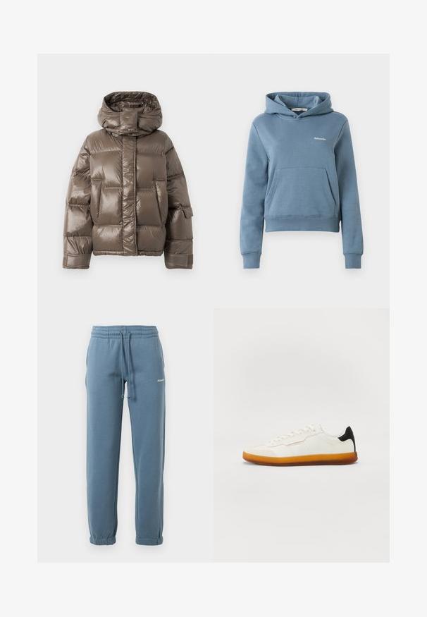 Barna párnázott dzseki magas gallérral, fényes felülettel, nagy első zsebekkel és enyhén oversized szabással.; Kék, cropped kapucnis pulóver, elülső kenguruzsebbel és kicsi, fehér "Holzweiler" logóval a bal mellen, bordázott mandzsettákkal és aljjal.; Kék, gumis derekú joggert nadrág, állítható zsinórral, oldalsó zsebekkel, gumírozott mandzsettákkal és egy kis fehér logóval a bal combon.; Fehér sportcipő, sima bőr felsőrésszel, fekete sarokdíszítéssel és narancssárga gumitalppal; fűzőkkel és minimalista dizájnvonalakkal rendelkezik.