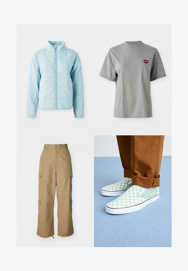 světle modrá prošívaná bunda s předním zipem a vysokým límcem, s dlouhými rukávy a čtvercovým prošíváním.; Šedé tričko s krátkým rukávem a kulatým výstřihem se malou červenou nášivkou ve tvaru srdce na levém hrudníku, na které je napsáno "Carhartt WIP."; Béžové cargo kalhoty s vysokým pasem, širokými nohavicemi a čtyřmi velkými bočními kapsami. Vyrobené z odolné tkaniny s hladkým povrchem a minimálními detaily.; Nohy v hnědých manžetových kalhotách s pastovými zelenými a bílými kostkovanými slip-on Vans teniskami na světle modré kobercové podlaze.
