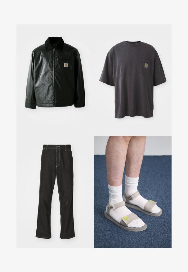 Fekete zipzáros dzseki sima, fényes anyagból. Kordbársony gallérral, két elülső zsebbel és egy kis logós felvarrással a mellkason.; Fekete pamut póló rövid ujjakkal, kerek nyakkivágással, és bal oldalon egy zsebével, amelyen négyzet alakú logó címke található. Egyszerű és díszítés nélküli dizájn.; Fekete farmernadrág laza szabással, kontrasztos fehér varrással, gombos záródással és egyenes lábmegoldással.; Beige szandálok állítható pántokkal, fehér zoknik felett viselve. A talpak laposak, texturált mintázattal. Kék szőnyeg háttér előtt.