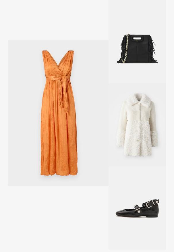 Weißer, pelziger Mantel mit einer strukturierten Stoffoberfläche, großem Kragen und Knopfverschlüssen. Der Körper hat eine glatte Oberfläche mit kontrastierenden Akzenten.; Maxikleid aus leuchtendem orangefarbenem Kreppstoff, mit tiefem V-Ausschnitt, gerafftem Oberteil und gebundenem Taillenband für eine definierte Form und fließende Silhouette.; Schwarze Lackleder-Ballerina mit eckiger Zehenpartie, Knöchelriemen mit silberner Hardware und flacher Sohle. Glatte Textur mit minimalistischen Design.; Schwarze Lederhandtasche mit Fransen-Details, goldener Ketten-Schulterriemen und einem ausgeschnittenen Griff. Mit Logoplatzierung auf der Vorderseite.