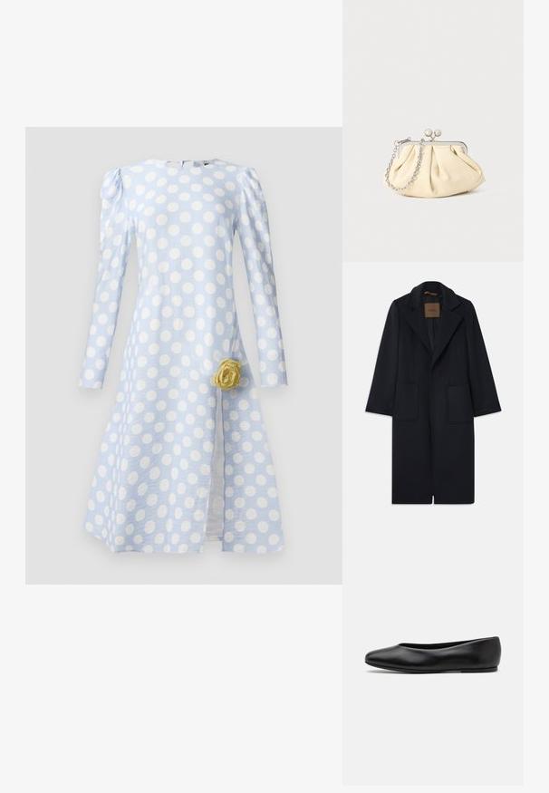 Námořnický vlněný kabát s přiléhavým siluetou, klopovými límci, dvěma předními kapsami a rovný střih. Hladká textura a minimalistické detaily.; Světle modré šaty s velkými bílými puntíky, dlouhými rukávy, strukturovanou tkaninou a žlutou růží jako akcentem v pase.; Paul Smith TOPANGA - Klasické baleríny - black; Plisovaná béžová kožená kabelka na psaní s rámem ze stříbrného kovu, vybavená dvěma kulatými dekorativními uzávěry a stříbrným řetízkem.