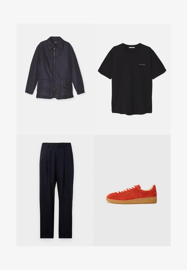 Giacca imbottita blu navy, leggera, con zip frontale, due tasche anteriori e colletto. Texture liscia, polsini e orlo elasticizzati.; T-shirt in cotone nero con collo rotondo, maniche corte e stampa bianca del logo sul lato sinistro del petto. Design semplice e monocromatico.; Pantaloni blu navy a gamba dritta, realizzati in un tessuto testurizzato, con due pieghe frontali, passanti per la cintura e chiusura con zip.; Sneaker rossa in camoscio con lacci bianchi, suola in gomma beige e logo dorato sul lato. Punta arrotondata e design a profilo basso.