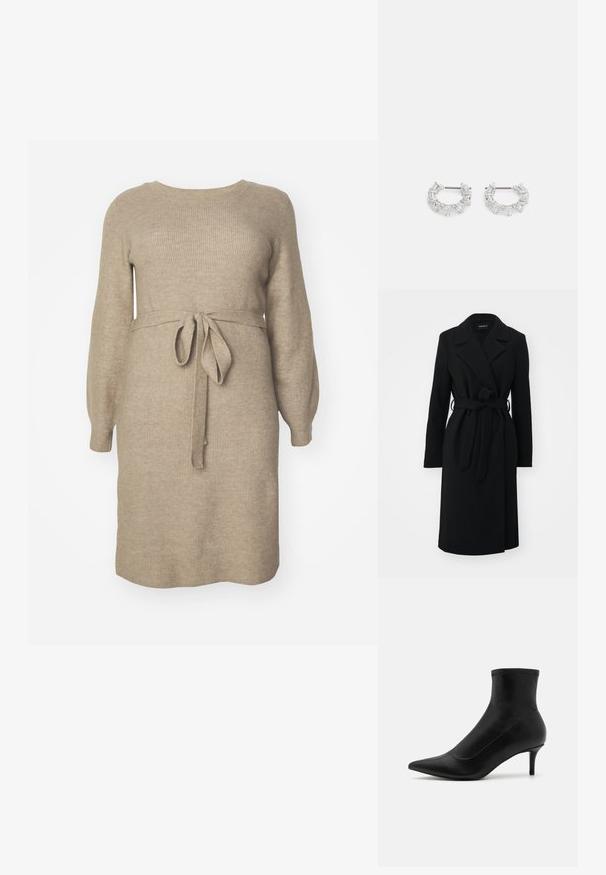 Schwarzer Wickelmantel mit Reverskragen, langen Ärmeln, Gürtel in der Taille und geradem Schnitt, aus einem weichen, strukturierten Stoff gefertigt.; Strickkleid in hellbeige mit gerippter Textur. Verfügt über lange Ärmel, einen runden Ausschnitt und einen Stoffgürtel, der auf Taillenhöhe gebunden ist.; Schwarze Knöchelstiefel aus glattem Leder mit einer spitzen Zehe und einem kurzen, dünnen Absatz. Sie zeichnen sich durch ein nahtloses Design und subtile Steppnähte aus.; Silberne Creolen mit klaren, rechteckigen und dreieckigen Kristallen, die in einem gemusterten Design angeordnet sind. Sicherer Halt durch Stecker.