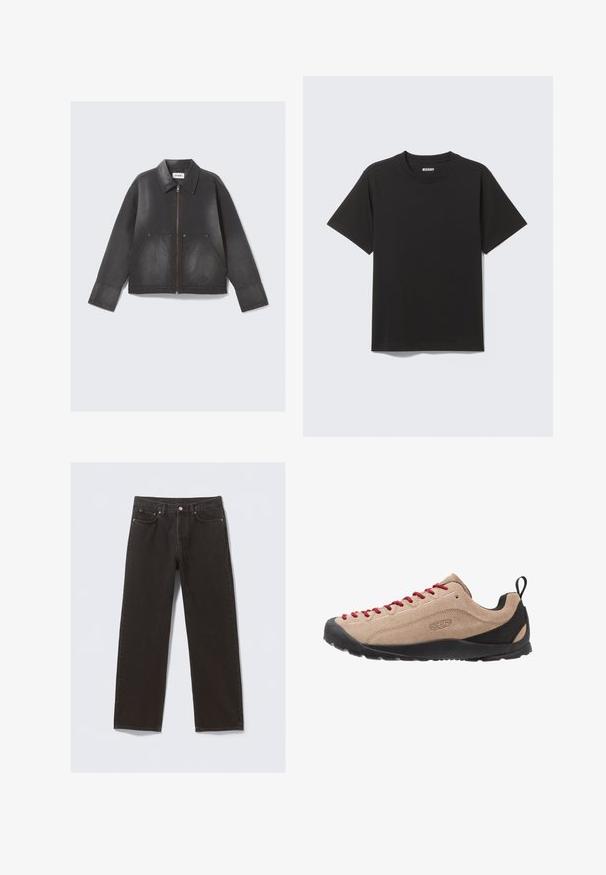 Svart denimjacka med dragkedja fram, spetsig krage och två framfickor. Lätt blekt textur och långa ärmar.; Svart T-shirt med kort ärm i mjuk bomull, med rund halsringning och enkel design utan mönster eller detaljer.; Svarta denimjeans med rak benpassform, fem fickor och kopparfärgade sömmar. Slät yta, klassisk knappstängning vid midjan.; Beiga mockaskor med lågt skaft, röda snören, svart gummisula och nätbeklädnad vid hälen för andningsförmåga och komfort.