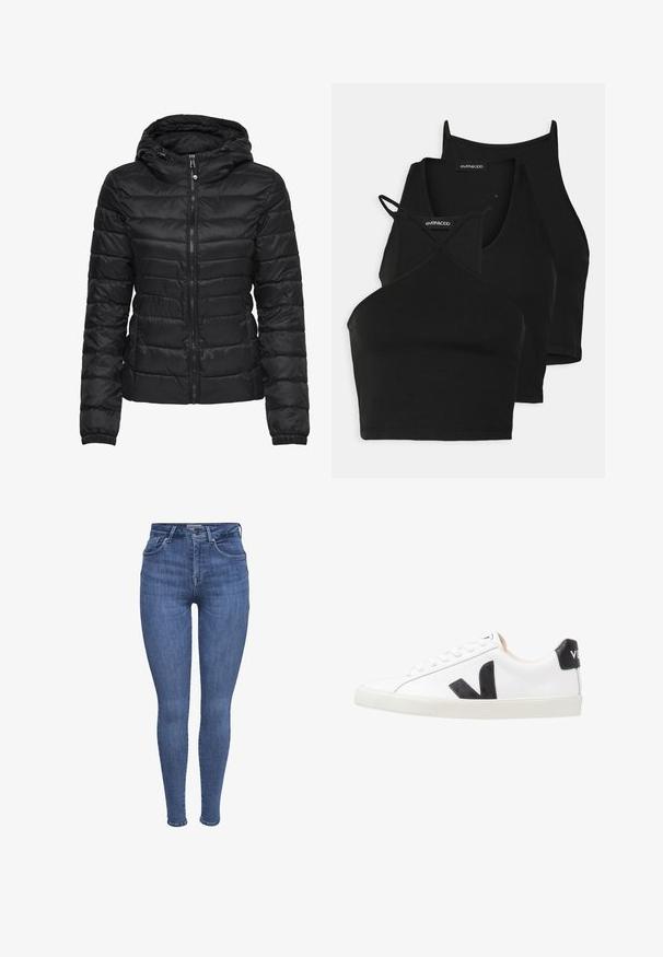 Černá péřová bunda s kapucí, s prošívaným vzorem a zapínáním na zip. Měkká, lesklá tkanina s elastickými manžetami. Teplá a lehká.; Černé zkrácené topy z měkkého, pružného materiálu s tenkými ramínky a křížovým designem. Mají zaoblený výstřih a bezproblémové zakončení.; Modré skinny džíny s vysokým pasem, předními kapsami, zapínáním na knoflík a zip, a poutky na opasek, vystavené na bílém pozadí.; Bílé tenisky s černým logem V, s hladkým koženým svrškem, kulatou špičkou, šněrováním a kontrastním černým patním dílem.