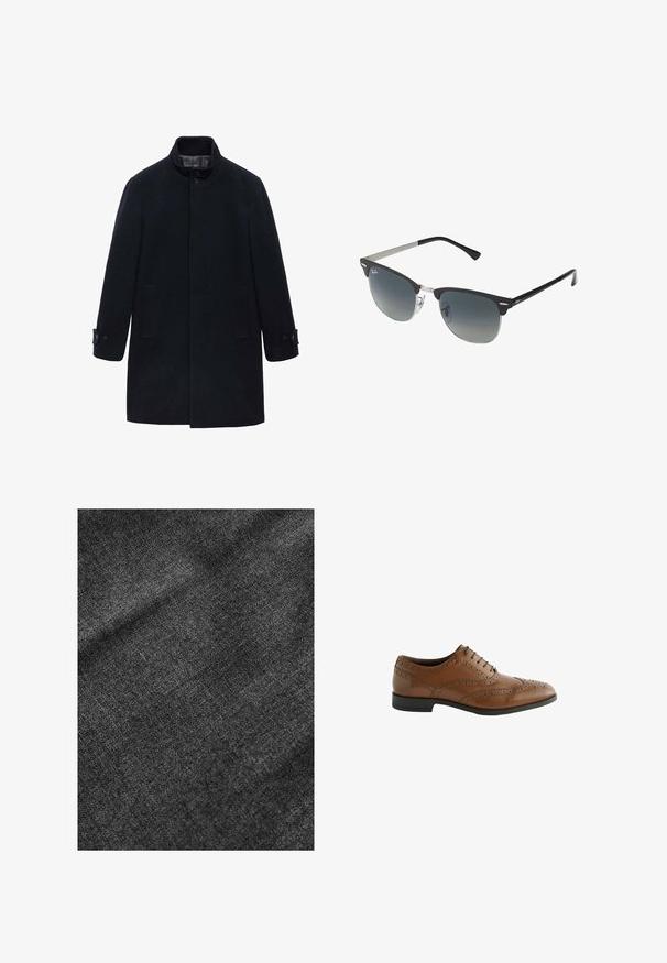 Námořnický kabát vyrobený z vlny se vysokým límcem, zapínáním na knoflíky a dvěma postranními kapsami; má rovný střih a hladkou strukturu.; Balení tří triček: jedno černé a dvě bílá. Každé má kulatý výstřih, krátké rukávy a je vyrobeno z hladké bavlněné látky.; Texturovaná černá tkanina s měkkým, mírně lesklým povrchem, vykazující jemný vzor tkaní a hladké splývání.; Hnědé kožené společenské boty s propracovanými detaily v broguingu, kulatou špičkou a plochým podpatkem. Obsahují pět dírek na šněrování a hladkou texturu.; Černé a stříbrné sluneční brýle ve tvaru kočičích očí, se stupňovitými skly a kovovými detaily na rámu. Plastové nožičky s šedými konci.