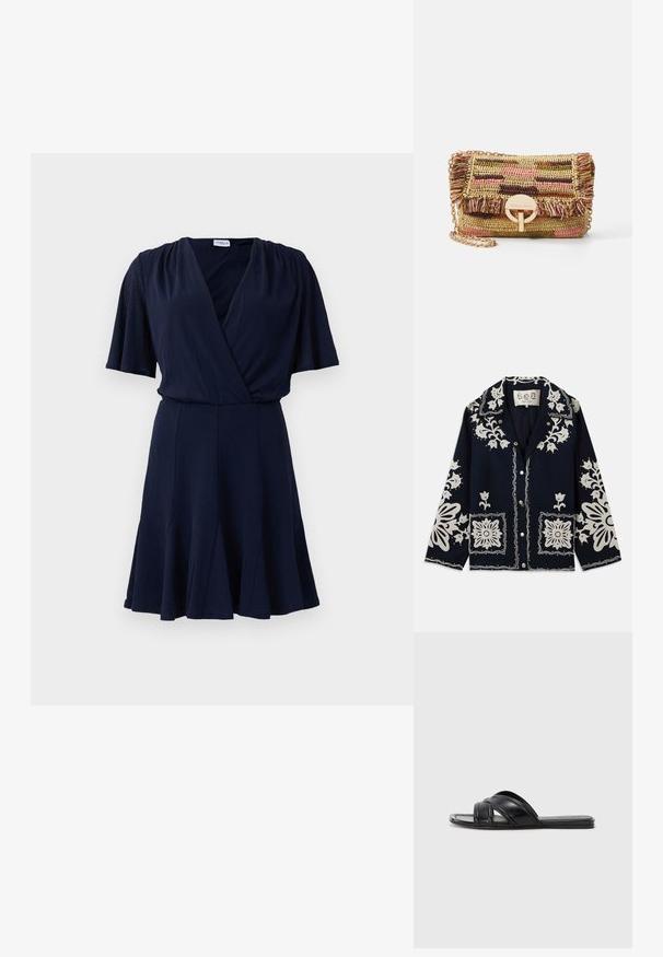 Granatowa kurtka z białymi haftami kwiatowymi, kwadratowymi kieszeniami i zapięciem na guziki. Materiał wydaje się teksturowany i trwały, z klasycznym wzorem kołnierza.; Granatowa sukienka z krótkim rękawem, dekoltem w kształcie litery V, zapinana z przodu, z bufiastymi ramionami, dopasowaną talią i rozkloszowaną, plisowaną spódnicą.; Czarne klapki z gładkiej skóry, z krzyżującymi się paskami i wycięciami, oraz płaską, elastyczną podeszwą.; Vanessa Bruno - Torba na ramię