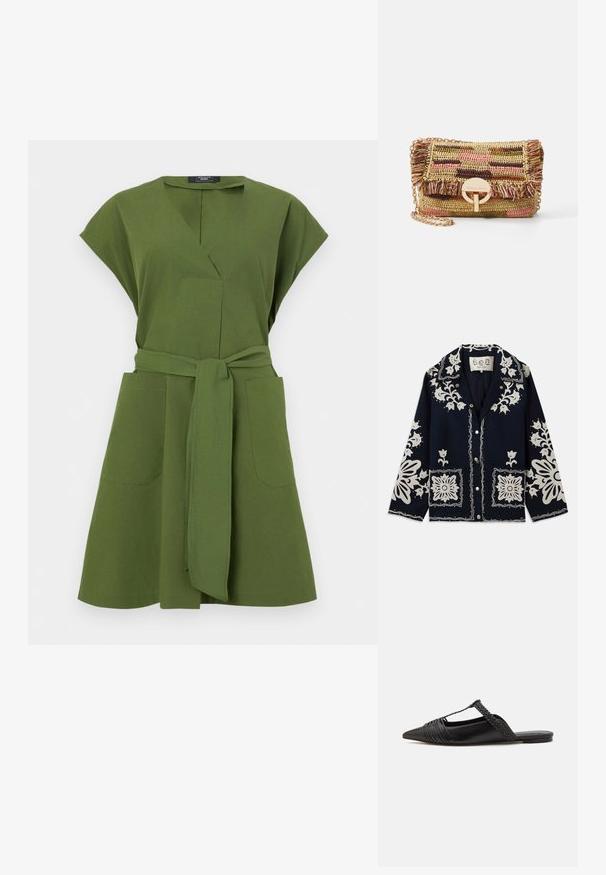 Sötétkék dzseki fehér virágos hímzéssel, négyzet alakú zsebekkel és gombos záródással. Az anyag textúrált és tartós hatású, klasszikus gallérkialakítással rendelkezik.; Olíva zöld, rövid ujjú ruha, V-nyakkal, két elülső zsebbel és megkötős övvel a deréknál. Könnyű anyagból készült.; Fekete bőr slingback cipő hegyes orral, szőtt díszítéssel és redőzött felső dizájnnal. Lapos talp minimális hardverrel.; Vanessa Bruno MOON - Keresztpántos táska - multico/jaune