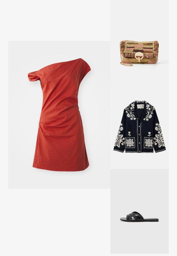 Granatowa kurtka z białymi haftami kwiatowymi, kwadratowymi kieszeniami i zapięciem na guziki. Materiał wydaje się teksturowany i trwały, z klasycznym wzorem kołnierza.; Asymetryczna sukienka na jedno ramię w ceglastoczerwonym kolorze z bawełny, z marszczonymi detalami po bokach i teksturowanym wykończeniem.; Czarne klapki z gładkiej skóry, z krzyżującymi się paskami i wycięciami, oraz płaską, elastyczną podeszwą.; Vanessa Bruno - Torba na ramię