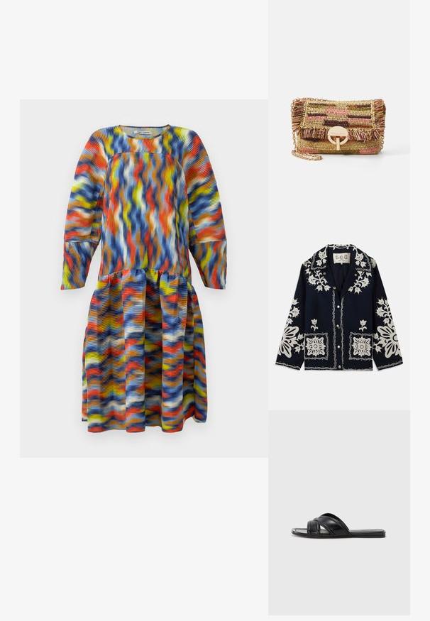 Námornícka bunda s bielou kvetinovou výšivkou, štvorcovými vreckami a zapínaním na gombíky. Materiál vyzerá textúrne a odolne, s klasickým dizajnom goliera.; Dlhé šaty s multicolor vlnitým vzorom v modrej, oranžovej, žltej a bielej farbe, s nízkym pásom a plisovanou sukňou.; Čierne šľapky s hladkým koženým povrchom, so strapcami v tvare kríža a vyrezávanými detailmi, a plochou, flexibilnou podrážkou.; Vanessa Bruno MOON - Taška cez plece - multico/jaune