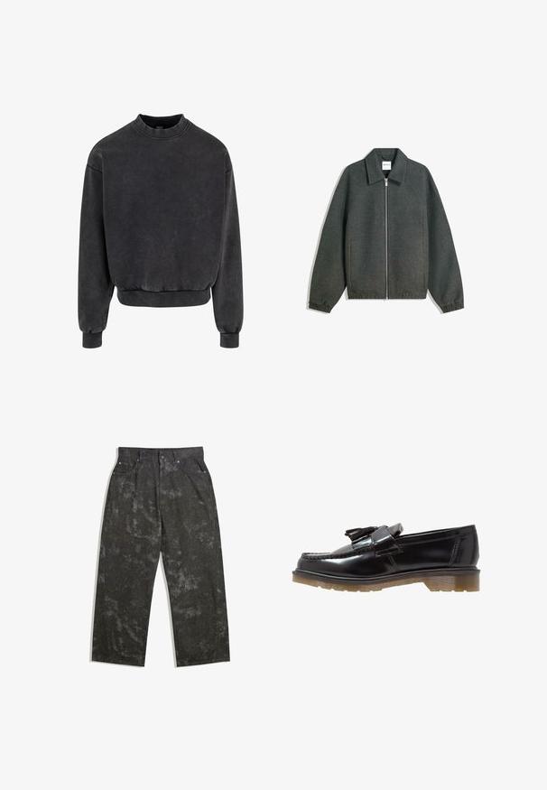 Šedá zipová bunda s golierom, raglánovými rukávmi, elastickými manžetami a zhromaždeným pásom. Vyrobená z textúrovanej tkaniny.; Čierny skrátený sveter s okrúhlym výstrihom, rebrovanými manžetami a dolným lemom. Vyrobený z mäkkej tkaniny s mierne vyblednutým vzhľadom.; Tmavošedé denimové nohavice s voľným strihom, zdobené jemnými melírovanými vzormi a kovovými akcentmi. Dizajn s piatimi vreckami.; Čierne lakované kožené poltopánky s vrkočovým dizajnom, ozdobou v tvare strapcov a robustnou, štruktúrovanou gumovou podrážkou. Bočný pohľad ukazuje štíhlu siluetu.