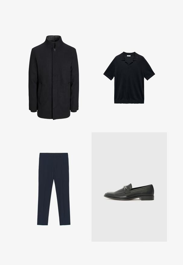 Pánský černý vlněný kabát s vysokým límcem, skrytým zipem, zapínáním na jeden knoflík a bočními kapsami.; Černé polo tričko s krátkým rukávem vybavené výstřihem do V, plochým límečkem a žebrovanou strukturou. Materiál vypadá lehce a hladce.; Formální námořnické modré kalhoty se střihovým designem, hladkou texturou a dvěma předními kapsami, s čistými liniemi a rovný střihem.; Černé kožené mokasíny s hladkým povrchem, s prošívaným designem a dekoračním kovovým řetízkem přes nárt. Plochý podpatek.