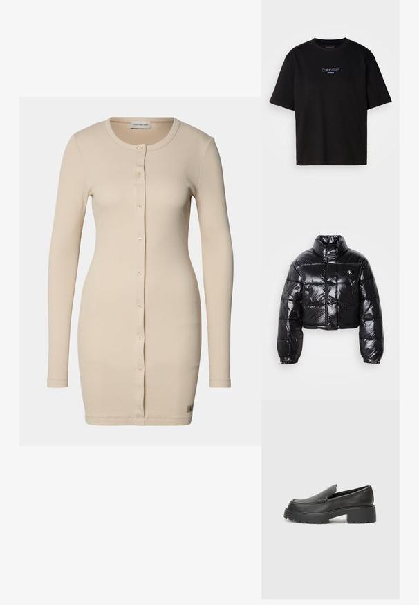 Skrajšana črna pufasta jakna z sijajno površino, visokim ovratnikom, sprednjim zadrgo in detajlom logotipa. Ima prevelike rokave in kviltane dele.; Bež pulover s rebrastim pletenjem in dolgimi rokavi, zaobljenim ovratnikom ter zapiranjem z gumbi spredaj. Ima majhen logotip na robu.; Črna bombažna majica s krožnim izrezom, kratkimi rokavi in modrim vezenim logotipom "Calvin Klein JEANS" na sprednji strani.; Črne usnjene loafers čevlje z zaobljenim nosom, debelim teksturiranim podplatom in minimalnimi šivi. Elegantna zasnova brez vidnih vezalk ali kovinskih delov.