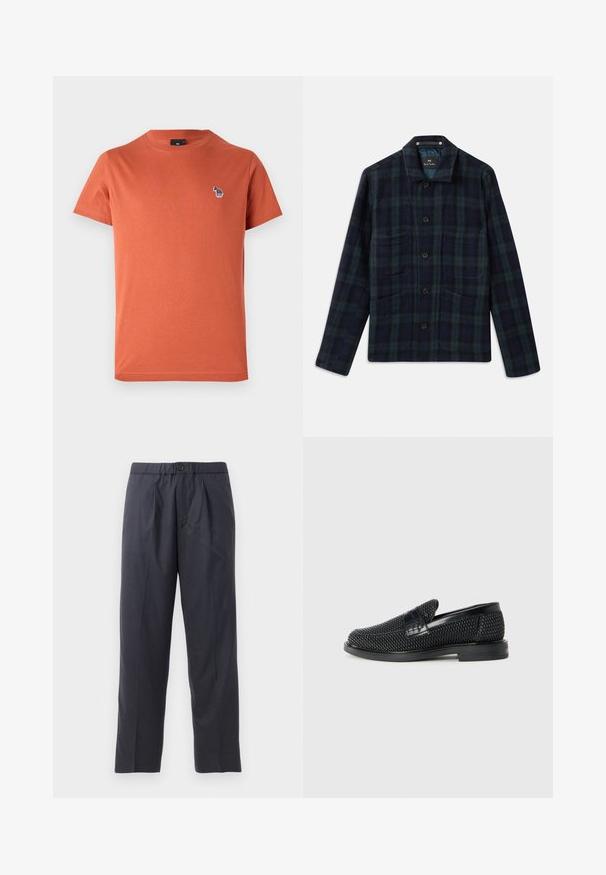 Sötétzöld és tengerészkék kockás gombos dzseki hosszú ujjal, gallérral, valamint négy elülső zsebbel.; Narancssárga pamut póló rövid ujjakkal, kerek nyakkal és egy kis, színes hímzett mintával a bal mellrészen.; Sötét tengerészkék nadrág, puha anyagból, plissézett elejű kialakítással és gumis derékkal. Gombos záródással és egyenes szárú szabással rendelkezik.; Fekete szőtt slip-on cipő sima bőr díszítéssel a felsőrészen, kerek orral és alacsony profilos gumitalppal.