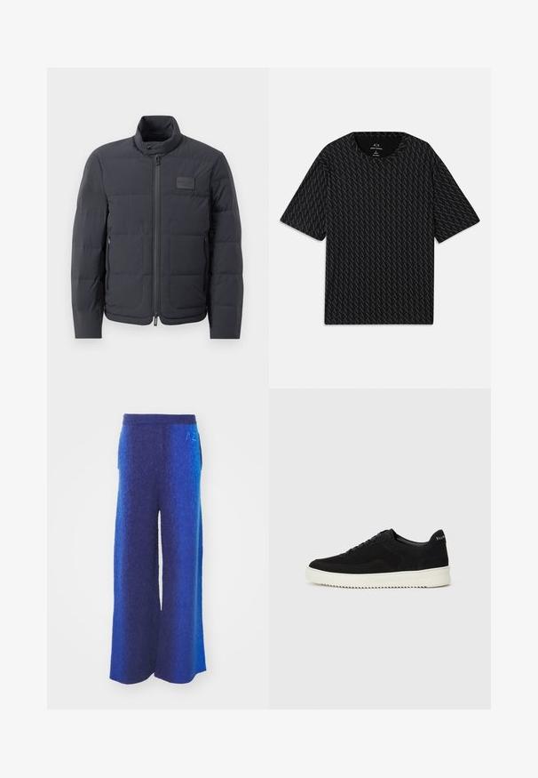 Črna napihnjena jakna z visokim ovratnikom, prešito teksturo in sprednjim zadrgo. Ima majhno logo nalepko na levem prsnem delu in stranske žepe.; Črna majica s kratkimi rokavi, ki vsebuje teksturiran vzorec iz izmeničnih logotipov 'A', z okroglim izrezom. Narejena iz lahkega materiala.; Hlače širokega kroja v gradientnih modrih odtenkih, s teksturirano tkanino, elastiko v pasu in stranskimi žepi. Diskretno vezenje na pasu.; Črni semiš teniški copati z vezalkami in kontrastnim belim gumijastim podplatom. Imajo teksturirane stranske panele in subtilno oznako na peti.