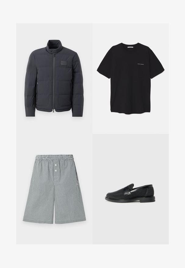 Musta puffatakki korkealla kauluksella, tikattu pinta ja vetoketju edessä. Sisältää pienen logopatchin vasemmassa rinnassa sekä sivutaskut.; Musta puuvillapaita, jossa on pyöreä kaula-aukko, lyhyet hihat ja valkoinen logopainatus vasemmassa rinnassa. Yksinkertainen, tasavärinen design.; Lyhyet housut mustavalkoisella ruutukuviolla, jotka on valmistettu kevyestä kankaasta. Sisältää joustavan vyötärön ja napitusyksityiskohtia edessä.; Musta kudottu liukupohjallinen kenka, jossa on sileä nahkakorostus päällisessä, pyöreä kärki ja matala kumipohja.