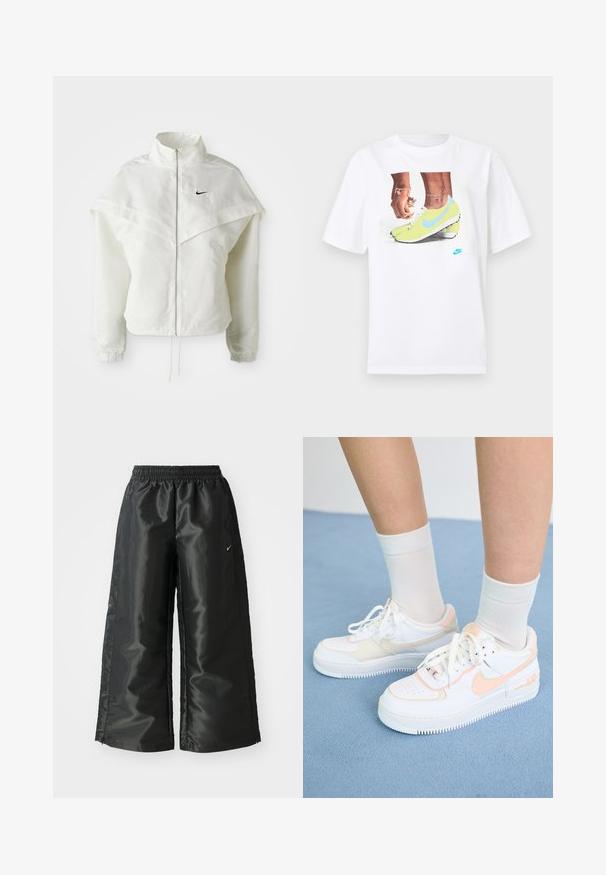 Hvit langermet jakke med glidelås og høy krage, kappe-lignende detaljer over skuldrene, elastiske mansjetter, og liten svart Nike-logo på brystet.; Hvit bomull t-skjorte med et grafisk motiv av føtter i gule Nike fotballsko med blå detaljer, kombinert med et armbånd på venstre håndledd.; Svarte treningsbukser med en blank, glatt stoff, som har et elastisk liv, vide ben og en liten logo på venstre side.; Hvite sneakers med ferskenfarge detaljer, glatt skinnoverdel, perforert tå, teksturert såle og snøring. Brukt med hvite ankelsokker på en blå overflate.