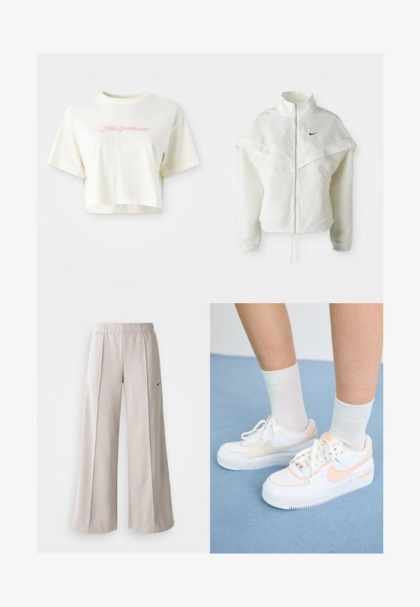 Bílá dlouhá zipová bunda s vysokým límcem, pláštěnkovým detailem přes ramena, elastickými manžetami a malým černým logem Nike na hrudi.; Zkrácené tričko v krémové barvě vyrobené z bavlny. Má růžovou vyšívanou nášivku s nápisem "Nike Sportwear." Krátké rukávy a kulatý výstřih.; Světlé šedé široké kalhoty vyrobené z hladké látky. Mají elastický pas a černé logo Nike na levé straně.; Bílé tenisky s broskvovými akcenty, hladký kožený svršek, perforovaný špičkový díl, textura na podešvi a tkaničky. Nosič má na sobě bílé baseballové ponožky na modrém povrchu.