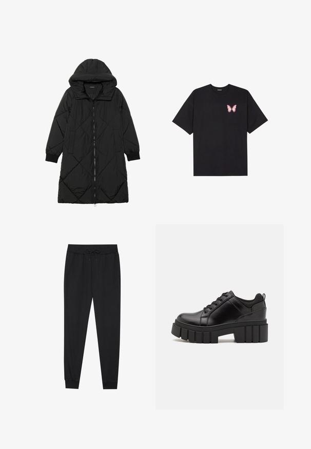 Schwarze, gesteppten Puffermantel mit Kapuze, ausgestattet mit einem Reißverschluss, seitlichen Taschen und elastischen Bündchen. Glattes, wasserabweisendes Material.; Schwarzes Baumwoll-T-Shirt mit kurzen Ärmeln, das ein kleines pinkes Schmetterlingsmotiv auf der linken Brust zeigt. Crewneck-Design mit einem entspannten Schnitt.; Schwarze Jogginghose aus weichem Stoff, mit elastischem Bund und Kordelzug, schmal zulaufenden Beinen und gerippten Bündchen an den Knöcheln.; Schwarze Lederplateauschuhe mit klobigem Blockabsatz, runder Zehenpartie und traditionellem Schnürdesign. Verfügt über eine glatte Textur und minimale Details.