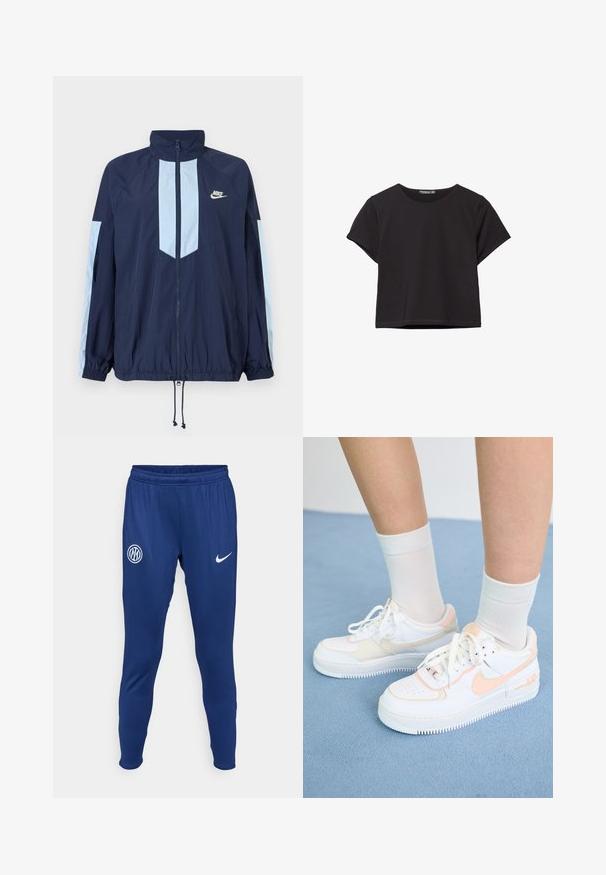 Marineblå vindjakke med lyseblå detaljer, høj krave, fuld frontlynlås og elastiske manchetter. Nike-logo på brystet.; Sort kortærmet crop top lavet af blødt stof, med rund halsudskæring og en afslappet pasform med en ren nederste kant.; Mørkeblå træningsbukser lavet af glat stof. Har et hvidt Nike-logo og et rundt holdemblem på venstre lår. Elastisk talje.; Hvide sneakers med ferskenfarvede detaljer, glat læderoverdel, perforeret tå, struktureret sål og snørebånd. Båret med hvide ankelstrømper på en blå overflade.