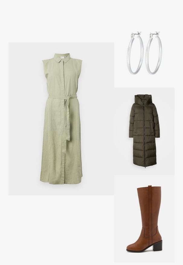 Długa, oliwkowozielona kurtka puchowa z kapturem, z zamkiem błyskawicznym z przodu, bocznymi kieszeniami i pikowanym wzorem. Miękka tekstura, średniej długości.; Sukienka bez rękawów, zapinana na guziki, w jasnym zielonym lnie, z kołnierzykiem i paskiem w talii. Posiada prosty krój i boczne rozcięcia.; Brązowy skórzany but za kolano z okrągłym noskiem, bocznymi szwami i słupkowym obcasem. Posiada tylną pętelkę ułatwiającą zakładanie.; Srebrne kolczyki w formie kółek o gładkim, polerowanym wykończeniu. O okrągłym kształcie i pewnym zapięciu na klik. Lekka konstrukcja odpowiednia do codziennego noszenia.