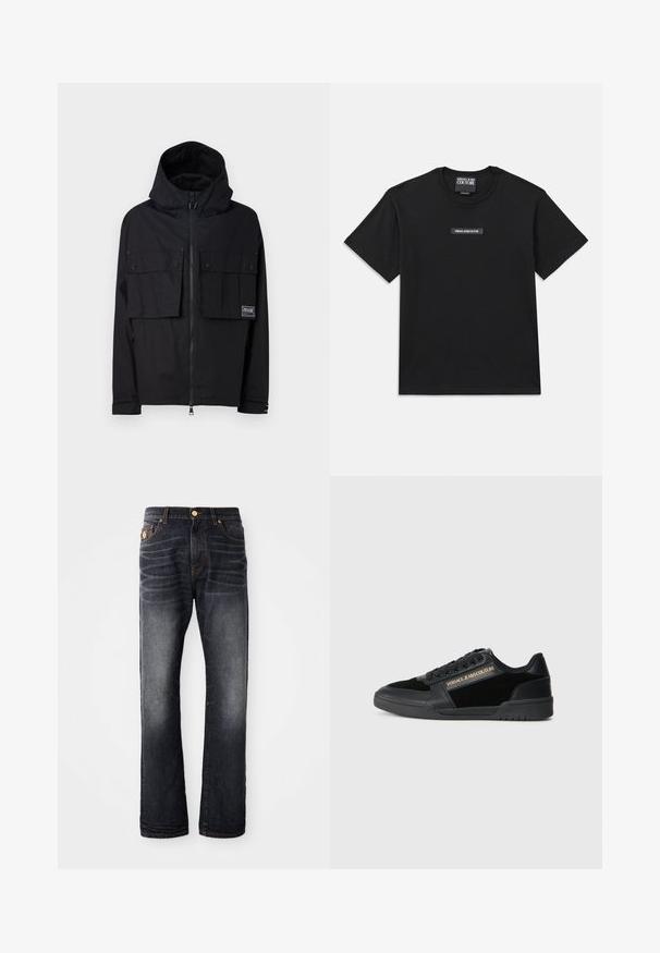 Crna vodootporna jakna s kapuljačom, prednjim zatvaračem, dva velika džepa na prsima i oznakom loga. Ima opušteni kroj i podesive manžete.; Crna majica kratkih rukava izrađena od pamuka. Ima pravokutnu oznaku s logotipom na prsima s natpisom "VERSACE JEANS COUTURE" u bijelom tekstu.; Tamno plave traperice ravnog kroja, s izblijedjelim efektom, narančastim šavovima i zatvaračem na munje uz kopčanje na gumb.; Crne tenisice s glatkom kožnom završnom obradom i nubuk detaljima. Imaju nisku konstrukciju, vezice i zlatni logo sa strane.