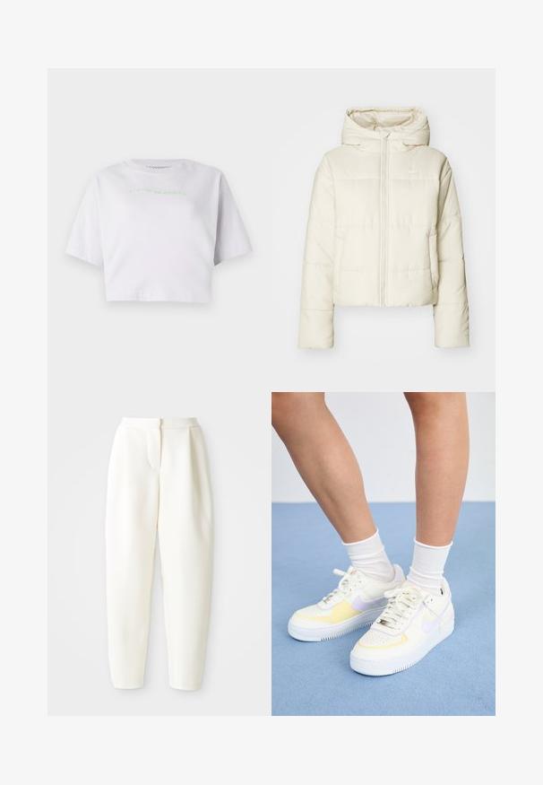Kurtka puchowa w kolorze kremowym, z kapturem, pełnym zamkiem błyskawicznym i logo. Materiał jest gładki, o pikowanej fakturze i krótkim kroju.; Przycięta biała koszulka z bawełny, z krótkimi rękawami i zielonym haftowanym napisem "czekając na zachód słońca".; Białe spodnie z wysokim stanem, zwężające się ku dołowi, z ukrytym zapięciem z przodu i kieszeniami po bokach, przedstawione na jednolitym białym tle.; Białe skórzane sneakersy z żółtymi i lawendowymi akcentami, okrągły nos, płaskie sznurówki i teksturowana gumowa podeszwa. Noszone z białymi skarpetkami.