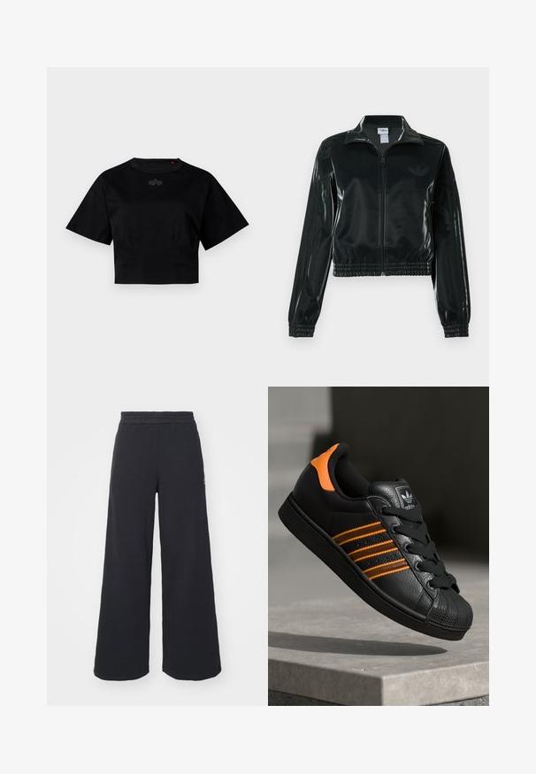 Schwarze glänzende, kurz geschnittene Jacke mit Reißverschluss vorne, hohem Kragen und elastischem Saum. Verfügt über drei Streifen an den Ärmeln und ein kleines Logo auf der Brust.; Schwarzes, kurzes T-Shirt aus Baumwolle. Mit kurzen Ärmeln und Rundhalsausschnitt. Enthält ein dezentes Logodetail auf der Brust.; Schwarze weite Sweatpants aus weichem Material, mit einem elastischen Taillenbund und einem kleinen Logo auf der linken Seite.; Schwarze Sneaker mit orangen Akzenten, drei horizontalen Streifen, strukturiertem Lederobermaterial, Gummikappe und schwarzen Schnürsenkeln.