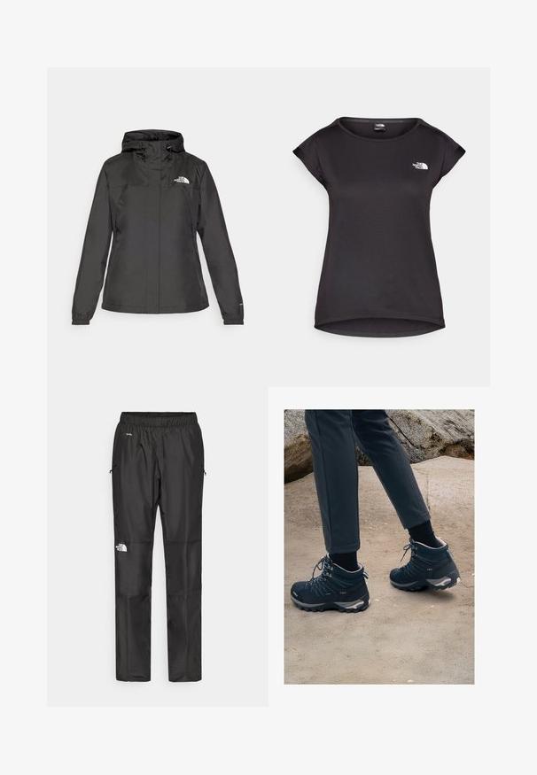 Giacca impermeabile nera con design aderente, cappuccio regolabile con cordino e polsini elasticizzati. Presenta il logo sul petto sinistro e una texture liscia.; The North Face TANKEN TANK - T-Shirt sport - black; Pantaloni impermeabili neri realizzati in tessuto leggero, dotati di cintura elastica, tasche laterali e un logo sulla gamba sinistra.; Stivali da trekking blu scuro con rete testurizzata, lacci e suole in gomma, abbinati a pantaloni scuri, ambientati su uno sfondo di sabbia e rocce.