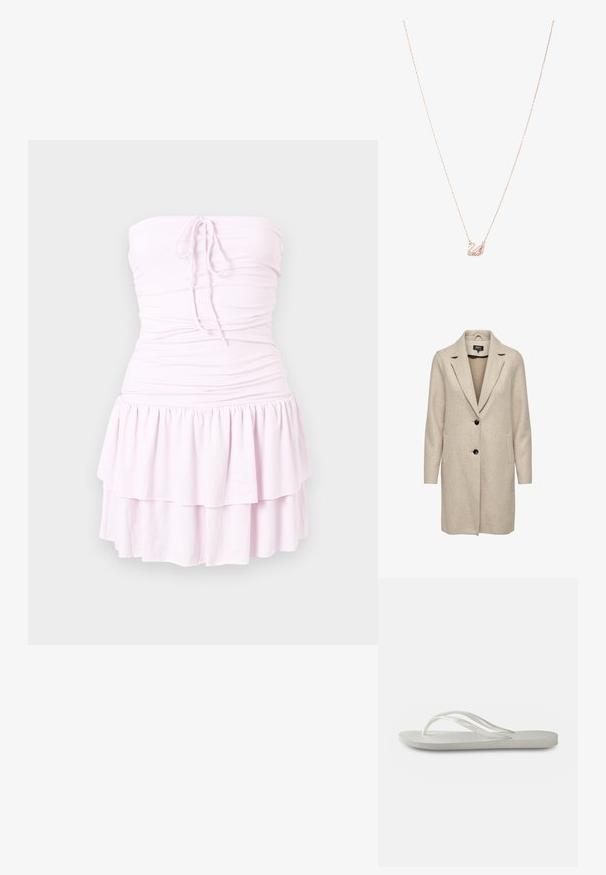 Beige plašč iz volnenega mešanice s prilagojeno zasnovo, zareznimi reverji, tremi črnimi gumbi in dvema sprednjima žepoma. Dolgi rokavi in srednje dolžine.; Brezramni svetlo roza mini obleki z nabranim bodicem, z vezanjem na sprednjem delu in dvoplastnim volančastim krilom.; Bela natikača s teksturirano podplatom, koja ima tanke trakice i ravni dizajn. Napravljena od gume s suptilnim logotipom na ulošku.; Ogrlica v rožnato zlato z obeskom v obliki laboda, okrašena s prozornimi kristali. Veriga ima občutljiv dizajn povezav.