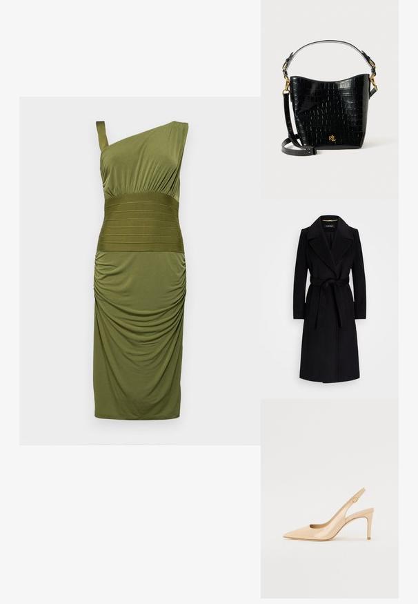Sort uldfrakke med reverse, lange ærmer, belted talje og lige silhuet. Glat tekstur uden mønstre.; Én-skulder, olivengrøn kjole lavet af jersey stof. Har en samlet tekstur og en kontrast, vandret stripe i taljen. Glat finish.; Nude patenteret læder slingback hæl med spidse tæer, åben vamp og en tynd stiletto hæl. Har et cirkulært guldfarvet element på remmen.; Sort lædertaske med krokodilleprægning, rundet form, guldhardware-detaljer, justerbar rem og logodekal foran.